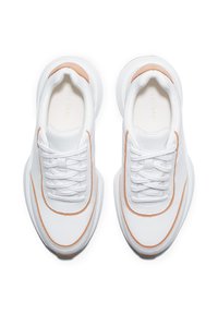 Sneakers bianchi con tomaia in pelle liscia, con accenti marrone chiaro, punta rotonda e lacci bianchi. Suola leggera per il massimo comfort.