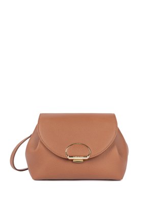 Sac bandoulière en cuir marron avec rabat arrondi et fermoir ovale doré, texture granuleuse, et bandoulière fine réglable sur fond blanc.