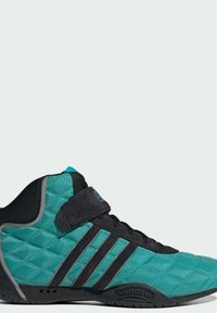 Teal og sorte højtop sneakers med et quiltet mønster, der har semsket læderdetaljer og en sort gummisål. Tre sorte striber på siden.