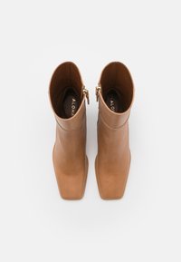 ALOHAS WEST - Botins de salto alto - beige