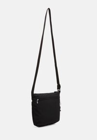 Borsa a spalla nera in tessuto, con tasca anteriore con zip, tracolla regolabile e forma rettangolare dal design minimalista.