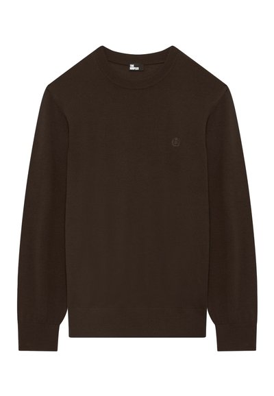 Suéter de cuello redondo de manga larga en marrón oscuro, con puños y dobladillo acanalados, que presenta un pequeño logotipo bordado en el lado izquierdo del pecho.