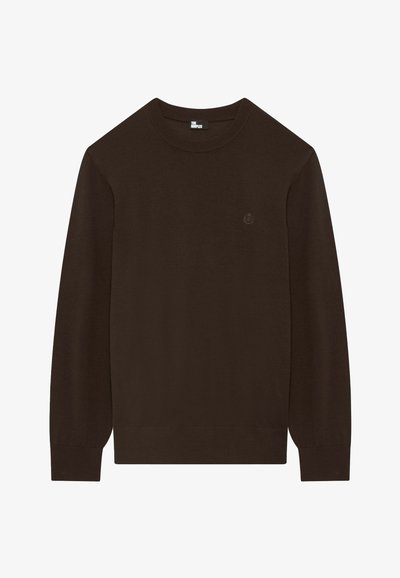 Suéter de cuello redondo de manga larga en marrón oscuro, con puños y dobladillo acanalados, que presenta un pequeño logotipo bordado en el lado izquierdo del pecho.