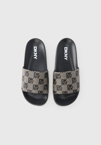 Παντόφλες DKNY με μαύρη ελαστική σόλα, διαθέτουν ιμάντα από γκρι ύφασμα με σχέδιο, με ανάγλυφο λογότυπο DKNY σε μαύρο. Λείο υλικό.