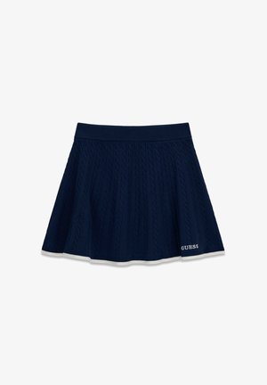 Gonna plissettata in maglia a trecce blu navy con vita a coste, rifinitura bianca sull'orlo e logo "GUESS" vicino al bordo inferiore.