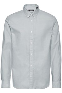 Camisa azul clara de manga larga con cuello abotonado, botones delanteros y textura de tela suave. Presenta puños cosidos y dobladillo recto.