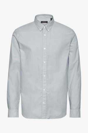 Ljusblå långärmad skjorta med knappkrage, knappar framtill och en slät tygstruktur. Har sydda manschetter och rak fåll.