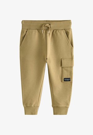 Knee-length khaki sporta bikses ar ribotu jostu un piedurknēm, divas sānu kabatas un kravas kabatu uz kreisā kājas ar logotipa uzšuvumu.