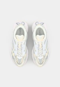 Lacoste tossud võrgusisesustega, pehmed kreemikad ja helesinised toonid, ümar kuju, valged paelad ja polsterdatud tallad.