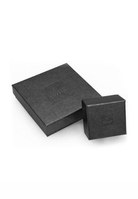 Sorte gaveæsker i forskellige størrelser med en mat finish. Den større æske har præget branding, mens den mindre har en glat tekstur.