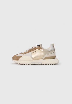 Sneaker sportive in una combinazione di materiali beige, oro e crema, con una superficie texture e una spessa suola in gomma bianca.