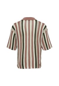 Polo de punto de manga corta a rayas en burdeos, verde y crema. Cuenta con un collar y una tela texturizada que proporciona transpirabilidad.