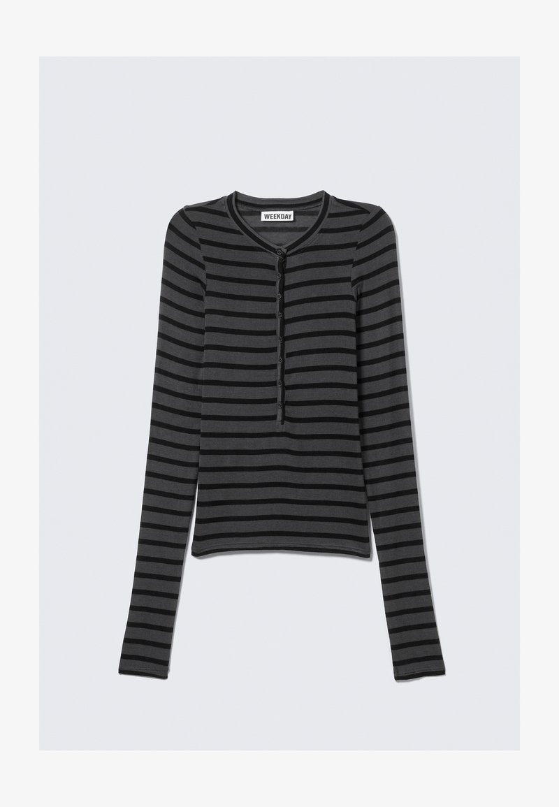 Haut à manches longues rayé noir et gris avec un col rond et une patte de boutonnage à l'avant. Tissu doux avec un design ajusté.