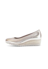 Metallisch zilveren balletflat met een ronde neus, wigvormige jute hak en een gladde afwerking, met subtiele stiksels langs de rand.