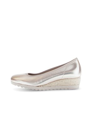 Metallisch zilveren balletflat met een ronde neus, wigvormige jute hak en een gladde afwerking, met subtiele stiksels langs de rand.