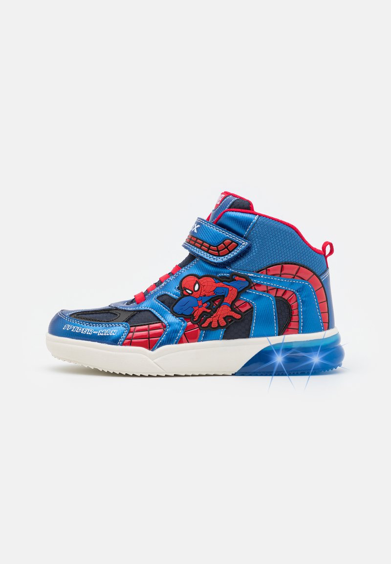 Zapatillas altas en azul y rojo, fabricadas con materiales sintéticos, que presentan un gráfico de Spider-Man, una correa de Velcro, acentos texturizados y una suela iluminada.