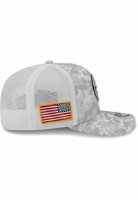 Grauer Camouflage-Baseballcap mit Mesh-Rückseite, versehen mit einem gestickten amerikanischen Flaggenpatch an der Seite und einem runden Schirm.