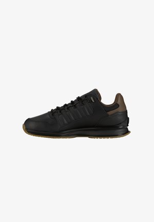 Schwarze Sportschuhe mit einem glatten Synthetik-Obermaterial, Schnürverschluss, strukturierten Akzenten und einer Gummisohle mit einem kontrastierenden braunen Absatz.