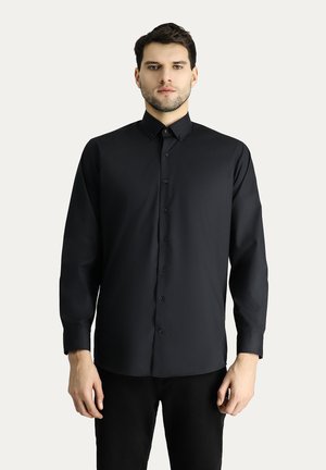 Camisa negra de manga larga con cierre de botones en el frente, un collar clásico y una textura suave. Corte recto con puños abotonados y un brillo sutil.