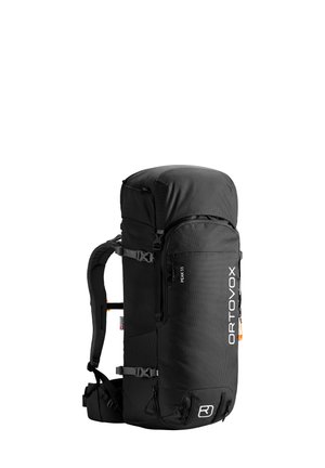 Schwarzer Rucksack mit zylindrischem Oberteil, hergestellt aus strapazierfähigem Stoff. Verfügt über verstellbare Gurte, Schnallen und eine Vorderseite mit Reißverschlusstasche. Modell: Ortovox Peak 45.