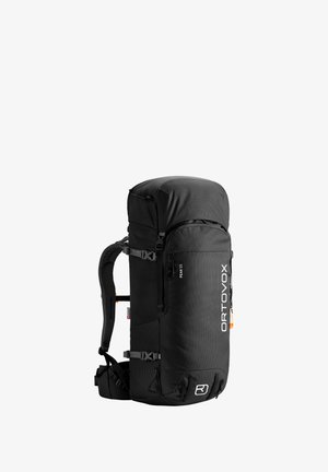 Schwarzer Rucksack mit zylindrischem Oberteil, hergestellt aus strapazierfähigem Stoff. Verfügt über verstellbare Gurte, Schnallen und eine Vorderseite mit Reißverschlusstasche. Modell: Ortovox Peak 45.