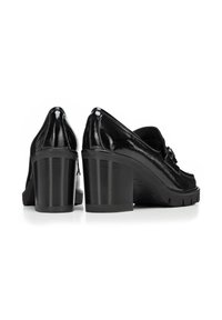 Schwarze Lackleder-High Heels mit einem stabilen Absatz, runder Spitze und texturiertem Plateausohle. Mit dekorativen Schnallendetails.
