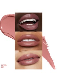 Trois ensembles de lèvres dans des nuances variées de rose nude, présentant différentes textures. Une trace de produit à lèvres assorti est à gauche. Texte : "ÉLEVEZ VOTRE NIVEAU."
