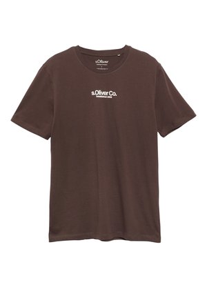 Ciemnobrązowy T-shirt z krótkim rękawem i okrągłym dekoltem z białym napisem "s.Oliver Co. Established 1969" na środku klatki piersiowej.