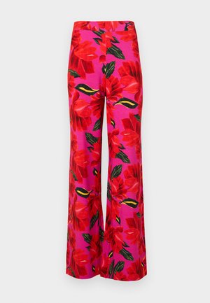Pantaloni evazați dintr-o țesătură roz, cu un model floral mare în nuanțe de roșu și frunze verzi, accentuate cu detalii negre. Textură netedă, croială cu talie înaltă.