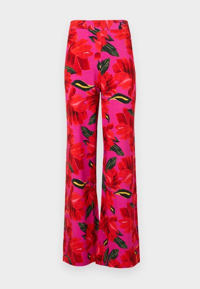 Vide benklær i en rosa stoff med et stort rødt blomstermønster med grønne blader og svarte aksenter. Glatt tekstur, høy midje-design.