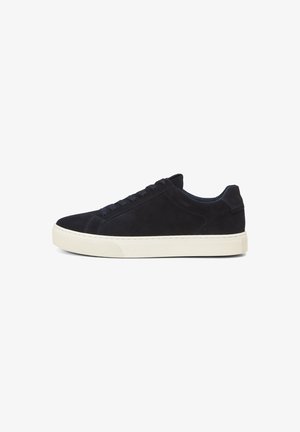 Suède sneaker in donker navy met een ronde neus. Voorzien van platte veters, een gevoerd kraagje en een gestructureerde, crèmekleurige rubberen zool.