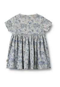 Rochie cu imprimeu floral, cu mâneci scurte. Material bleu deschis, împodobit cu flori albe, roz și albastre. Talie strânsă și decolteu rotund.