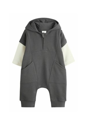 Rompers à capuche gris avec manches courtes, dotés de deux poches avant et d'une fermeture éclair. Fabriqué en tissu doux avec des accents de manches blanches contrastants.