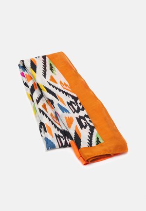 Écharpe légère pliée avec des motifs géométriques audacieux en noir, orange, bleu, vert, rose, jaune et blanc sur un fond à bordure orange.