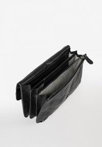 Portafoglio in pelle nera con più scomparti, una sezione con zip e una finitura strutturata; vista aperta che mostra la fodera e il layout organizzativo.