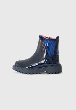 Botas de tobillo azul marino con un acabado brillante de charol, laterales de malla texturada azul, acentos en rosa y una suela de goma resistente para mayor agarre.