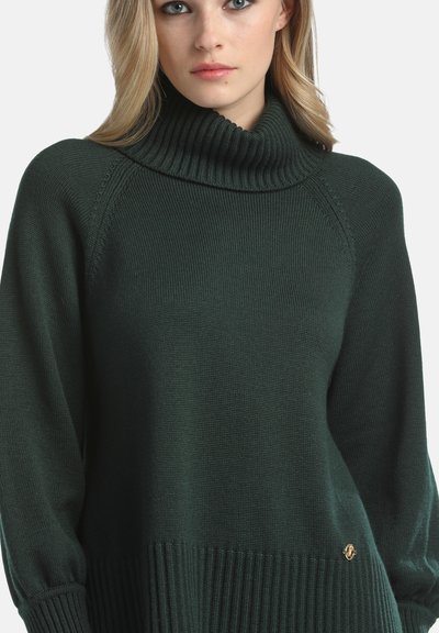 Pulover verde închis, cu un guler înalt cu model de nervuri, tiv cu nervuri și o croială lejeră, realizat dintr-un material tricotat texturat. Accentuate de un detaliu logo auriu.