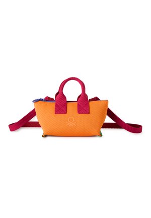 Malá oranžová kabelka s červenými držadly a dlouhým popruhem, modrým zipem a nenápadným raženým logem vpředu.