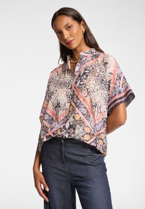 Gedrukte blouse met korte mouwen in een zachte stof, met een mix van pastelkleuren en geometrische patronen, laagjes met een kraag en knoopdetail.