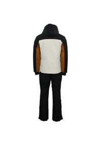 Combinaison de ski avec un haut blanc, des accents noirs et marron, une capuche et un pantalon noir. Fabriquée en tissu durable et texturé pour un usage hivernal.