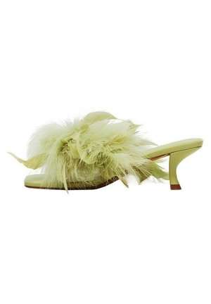 Salie groene heeled mule met een middelhoog gebogen hak en een grote fluffy veer versiering over de bovenste band.