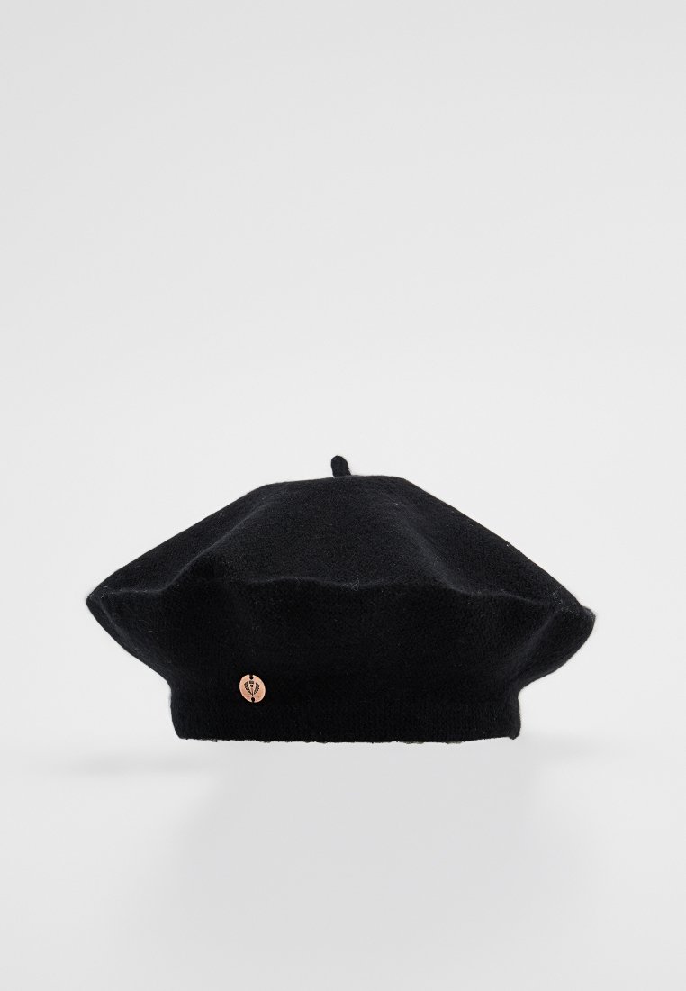 Czarna wełniana beretka o zaokrąglonym, płaskim kształcie z małym, wystającym elementem u góry. Zdobiona mosiężną przypinką z logo z boku.