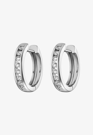 Silberne Creolen mit einer Reihe von sieben rund geschliffenen, klaren Edelsteinen, die entlang des äußeren Randes jedes Ohrrings eingefasst sind.