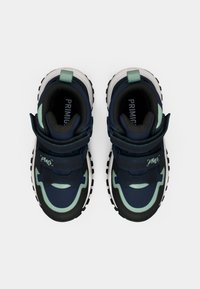 Ciemnoniebieskie sneakersy z jasnoniebieskimi akcentami, syntetyczny materiał, regulowany pasek na rzep, gruba biała podeszwa, wzorzysta gumowa podeszwa.