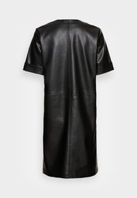 Vestido de cuero negro con mangas cortas enrolladas, escote redondo y diseño de espalda sin costuras, que presenta una textura suave y una silueta minimalista.