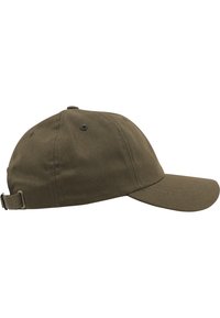 Olivegrøn baseballcap i bomuld med en buet skygge, justerbar rem bagpå og syninger på krone og sider.