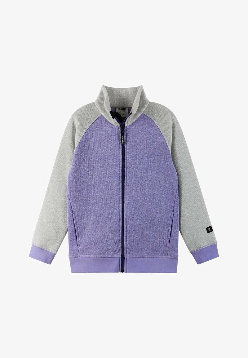 Lila und graue Zip-Jacke mit hohem Kragen, strukturiertem Stoff und zwei seitlichen Taschen. Gerippte Bündchen und Saum mit Logo-Akzent am Ärmel.