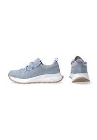 Helle blaue Wildledersneaker mit einer gepolsterten weißen Zwischensohle und einer strukturierten Gummisohle. Verfügt über elastische Schnürsenkel und eine Schlaufe an der Rückseite.