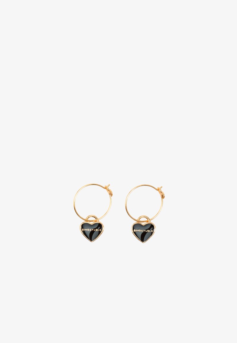 Pendientes de aro dorados con charms de corazón negro que presentan un logo. Los corazones tienen un acabado brillante y son pequeños, lo que realza su diseño delicado.