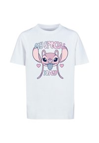 Biely bavlnený tričko so zobrazením karikatúry ružovej postavy s veľkými ušami, textom „MÔJ ŠPECIÁLNY DEŇ“ a malými ružovými srdiečkami.